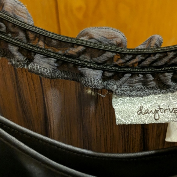 Daytrip Dark Grey Flutter Sleeve Top Large - Picture 4 of 4